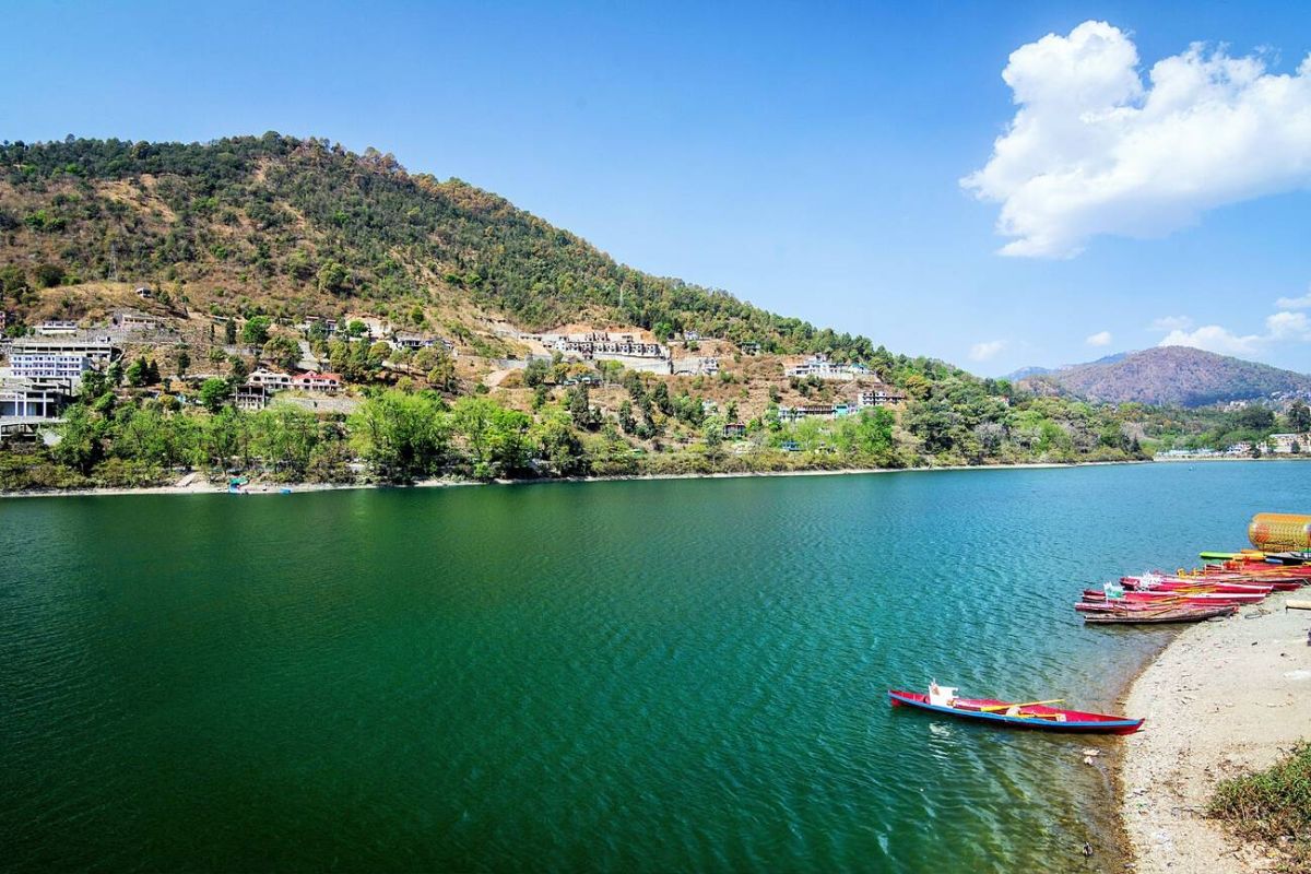 Cozy home stay in Naukuchiatal with lake view